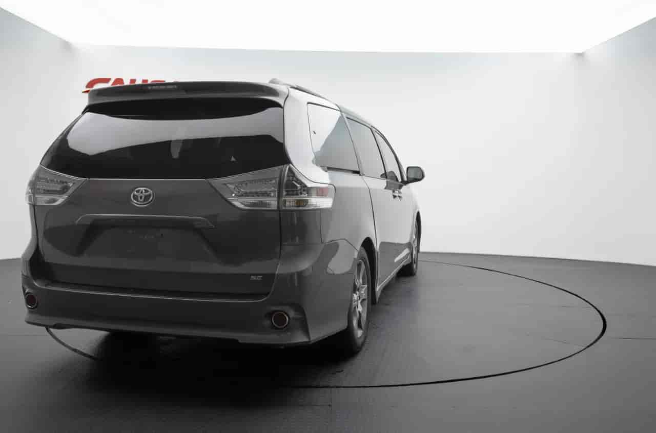 TOYOTA Sienna - 4