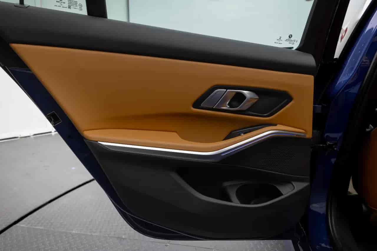 BMW 330i - 9