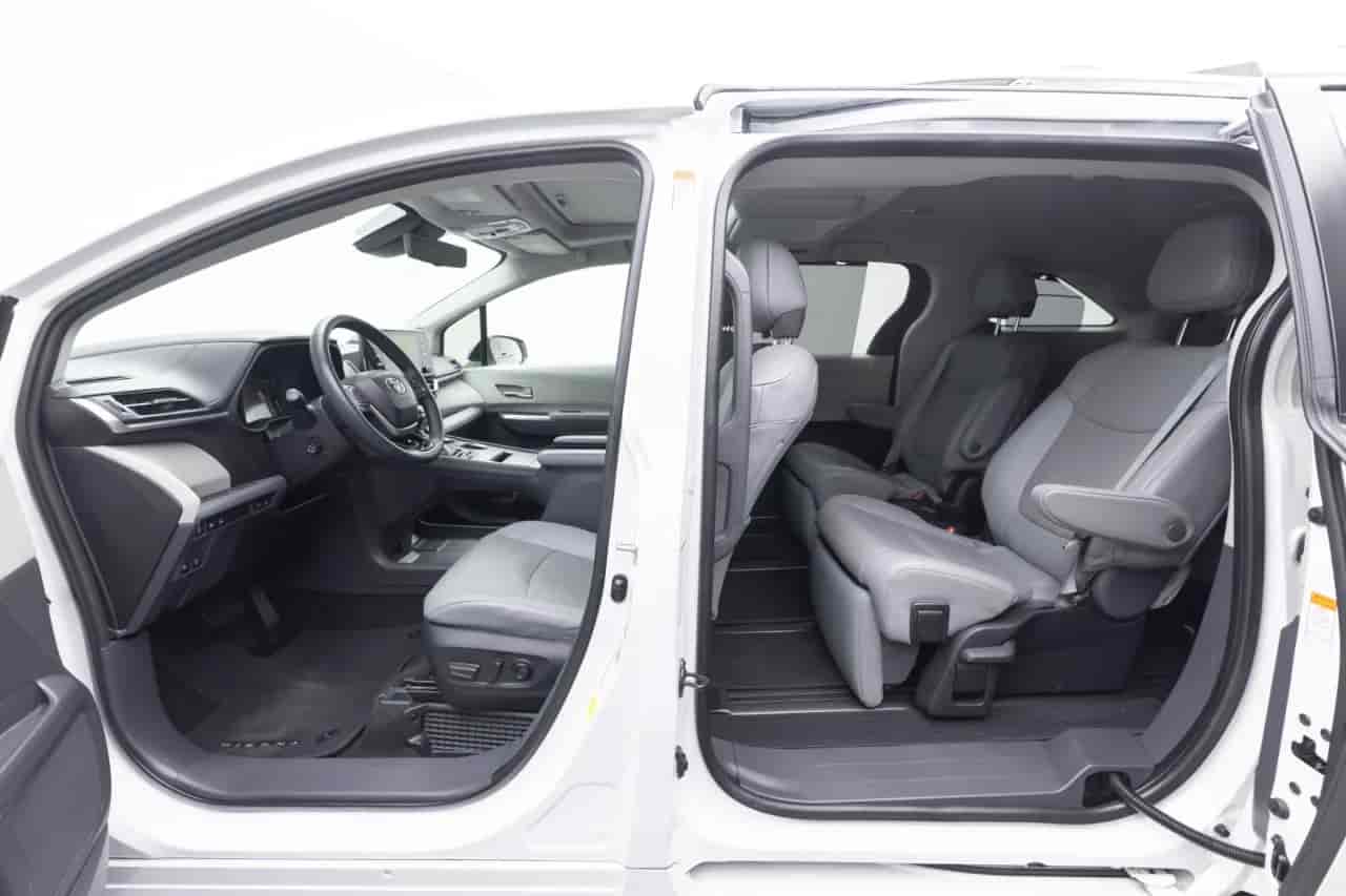 TOYOTA Sienna - 8
