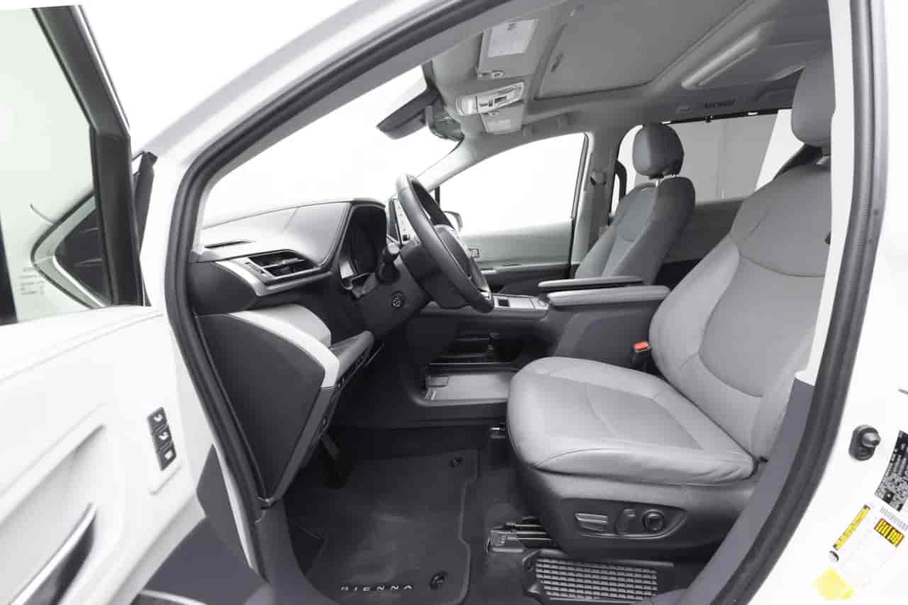 TOYOTA Sienna - 10