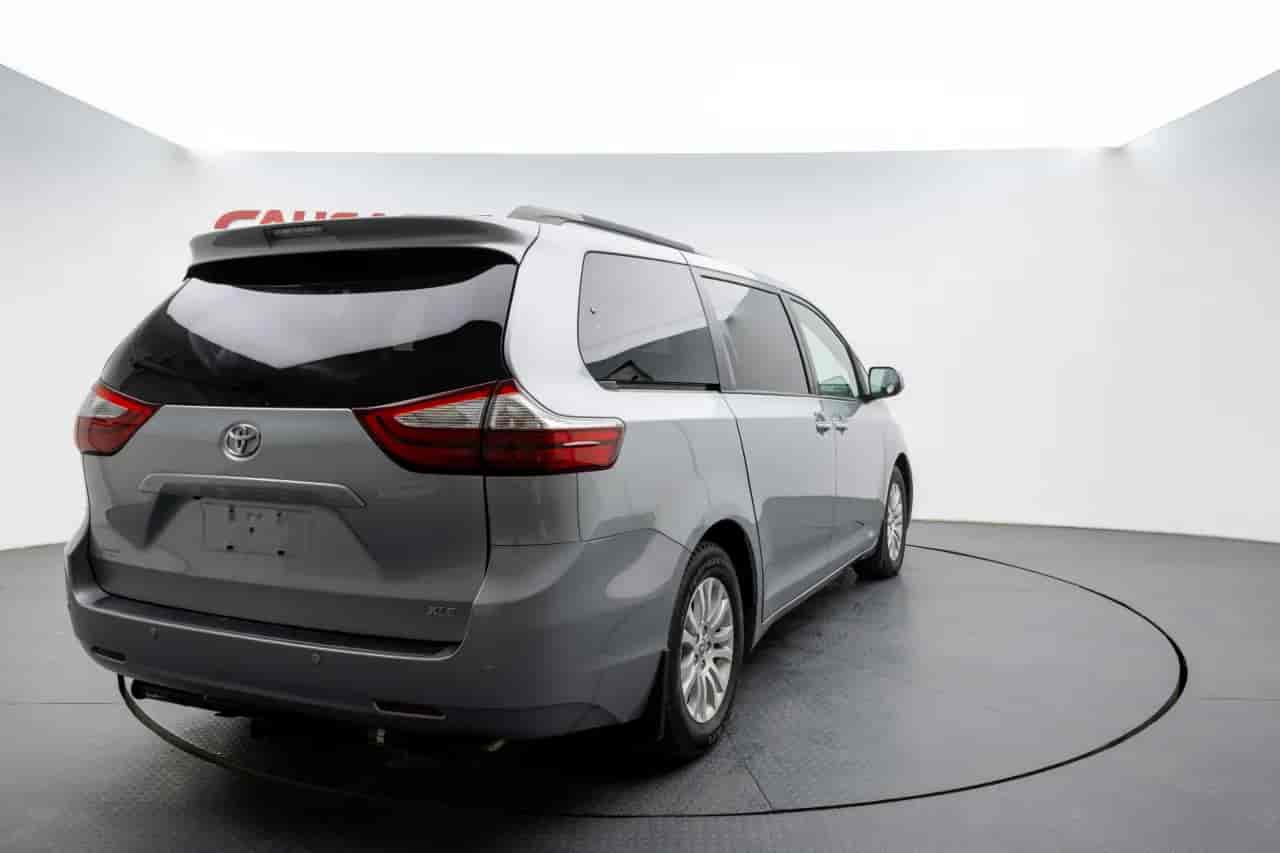 TOYOTA Sienna - 4
