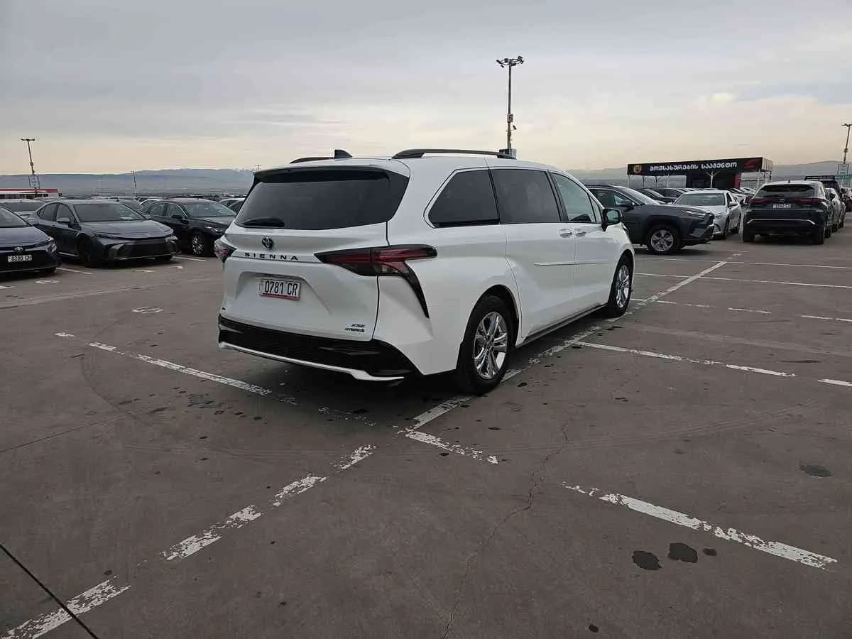 TOYOTA Sienna - 4