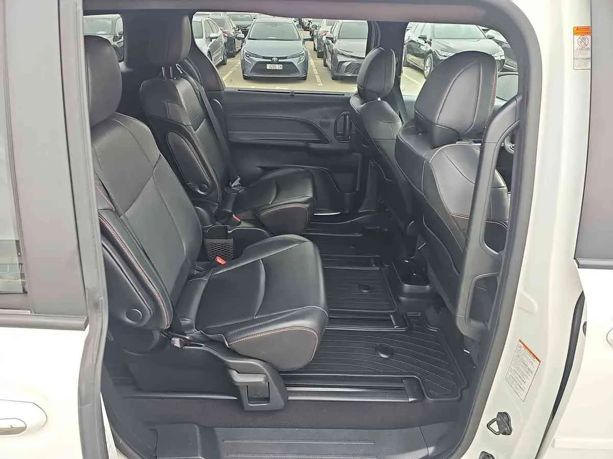 TOYOTA Sienna - 8