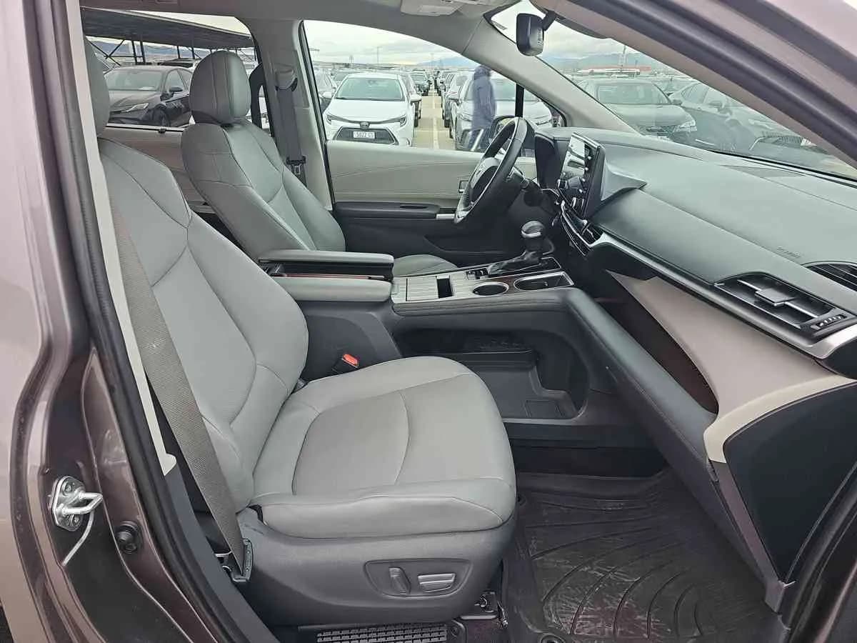 TOYOTA Sienna - 10