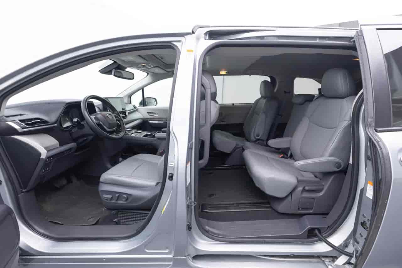 TOYOTA Sienna - 8