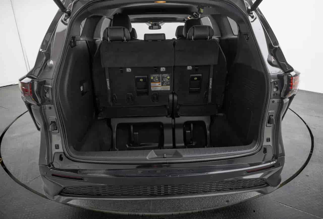 TOYOTA Sienna - 4