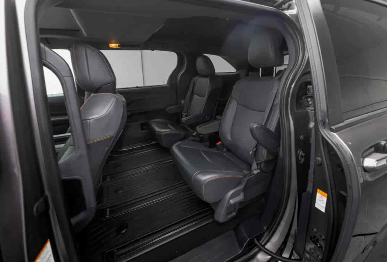 TOYOTA Sienna - 5