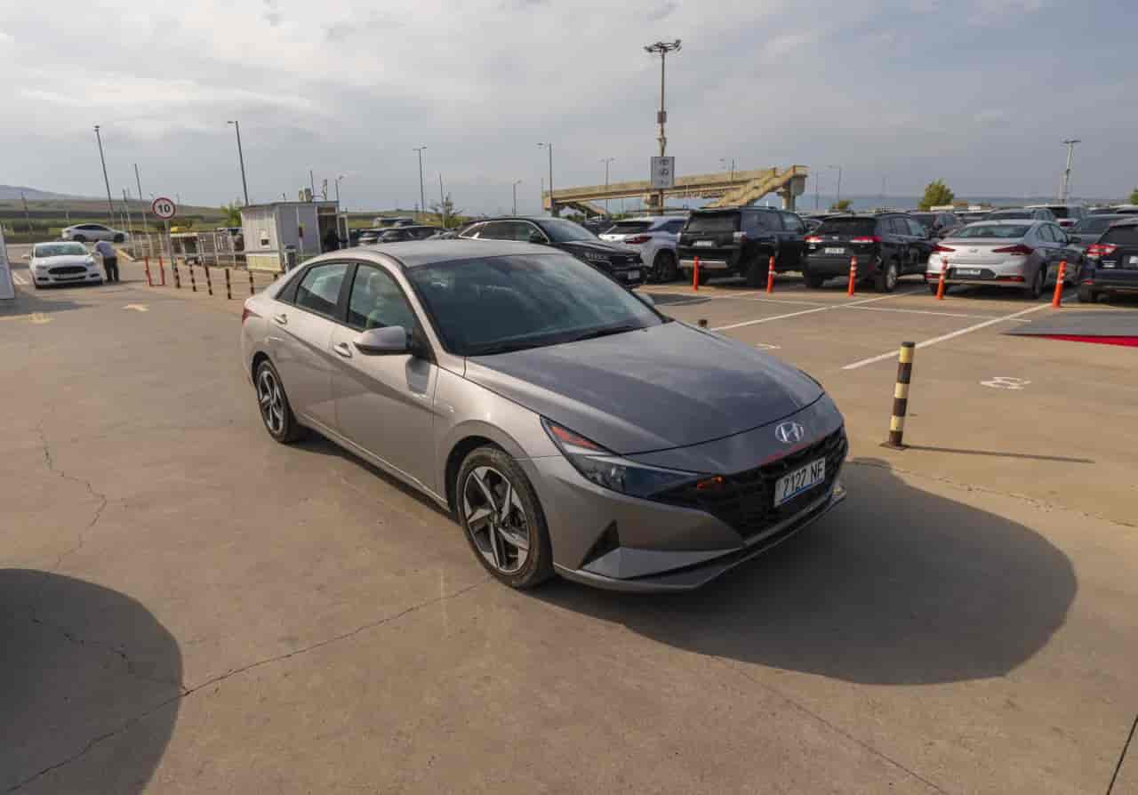 HYUNDAI Elantra - 3